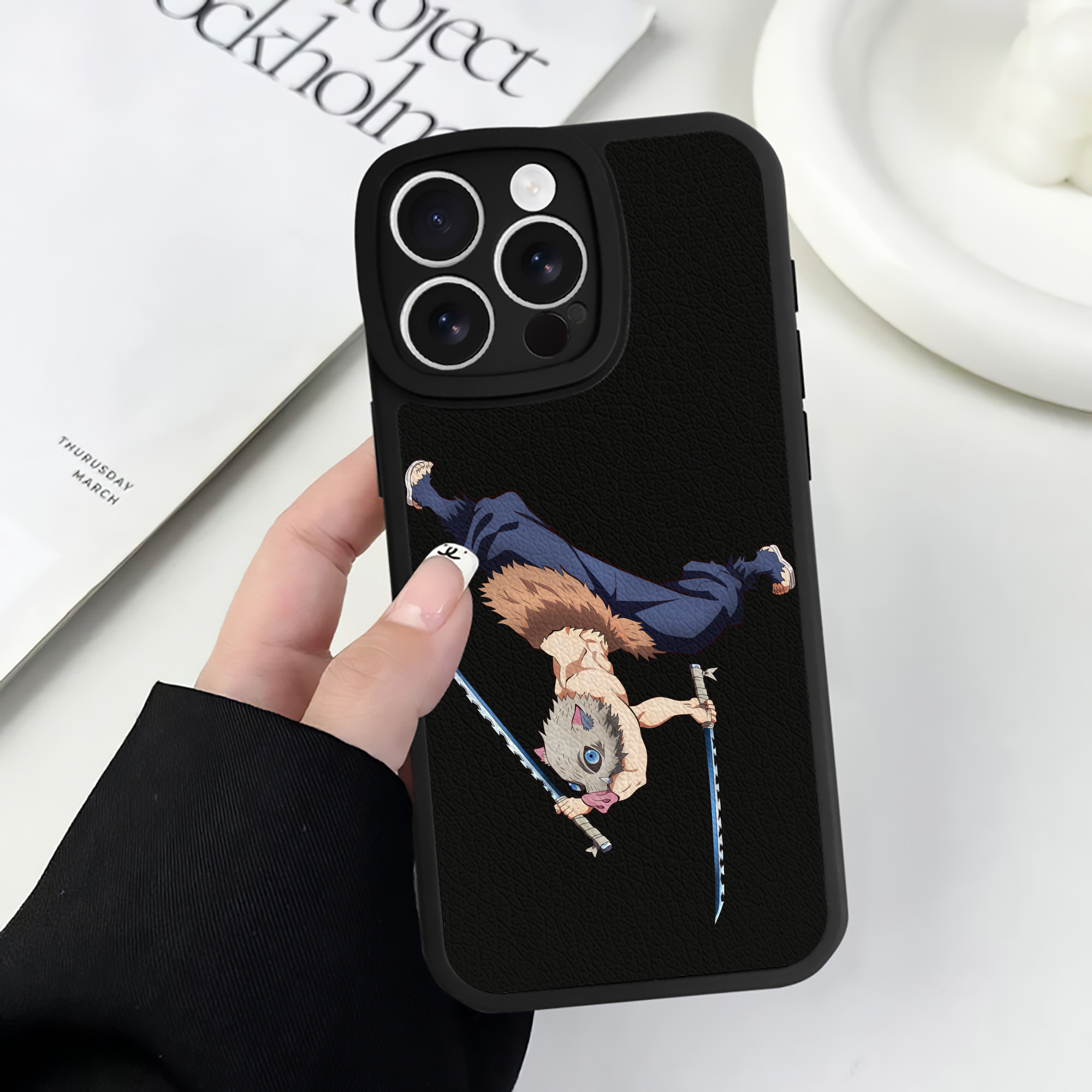 （画像用） 鬼滅の刃（きめつのやいば）嘴平 伊之助／はしびら いのすけ Hashibira Inosuke 【iPhone 16シリーズ対応】シリコンスマホケース（レザー調） 材質：シリコン